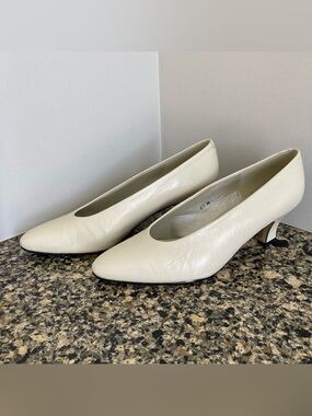 Liz Claiborne Cream Pointed Toe Low Heel Pumps - size 6.5